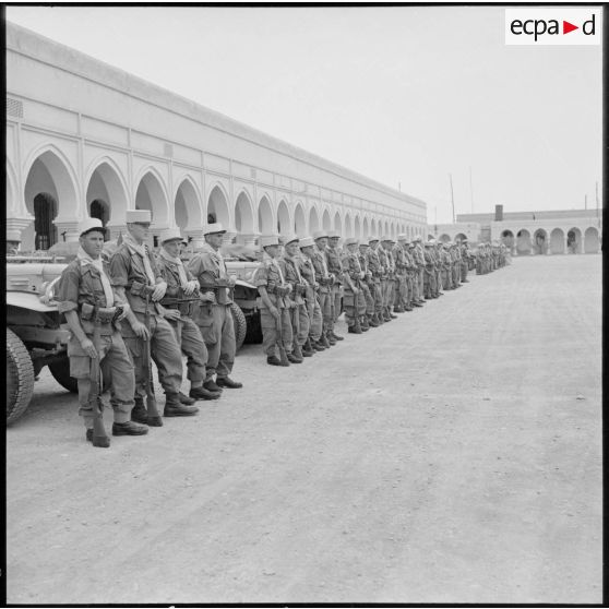 Soldats d'une<br><br>Soldats de la 2e compagnie saharienne portée de la Légion Etrangère (CSPLE) lors de la visite de Max Lejeune au camp de Laghouat.