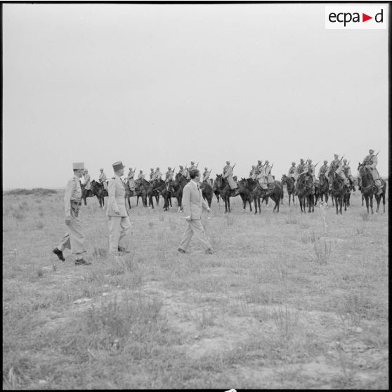 Revue des troupes d'une compagnie nomade à cheval par Max Lejeune et le général Lorillot probablement à Paul-Cazelles (Aïn Oussera)