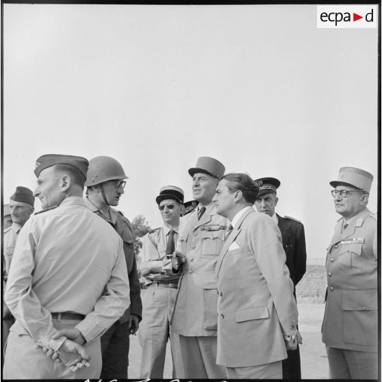 Max Lejeune et le général Lorillot entourés d'autorités militaires au camp de Ben S'Rour.