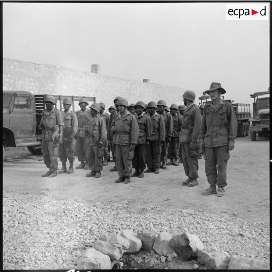 Troupes du 1e régiment d'artillerie coloniale (RAC) au camp de Ben S'Rour.