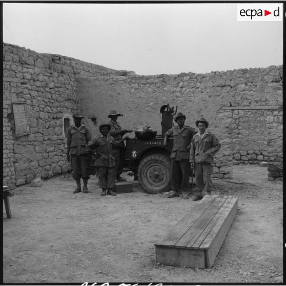 Préparation du repas pour la 4e batterie du 1e RAC (régiment d'artillerie coloniale) à Ben S'Rour.