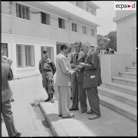 Conversation entre Max Lejeune, le maire de Beni Saf et le secrétaire général lors d'une visite à Beni Saf.