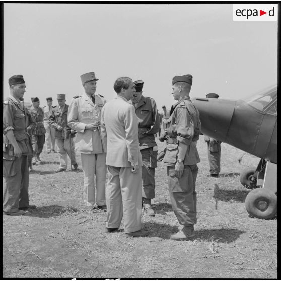 Discussion entre le général Lorillot, Max Lejeune et le capitaine commandant l'escadrille de la 29e DI (division d'infanterie) à Aïn Temouchent.