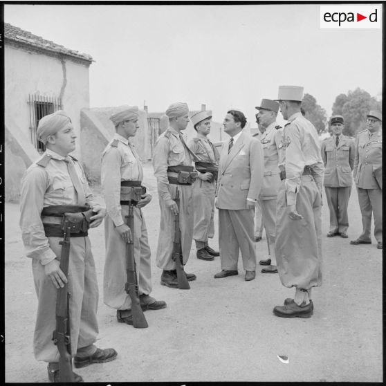 Inspection des troupes d'une compagnie nomade à cheval par Max Lejeune et le général Lorillot probablement à Paul-Cazelles (Aïn Oussera).