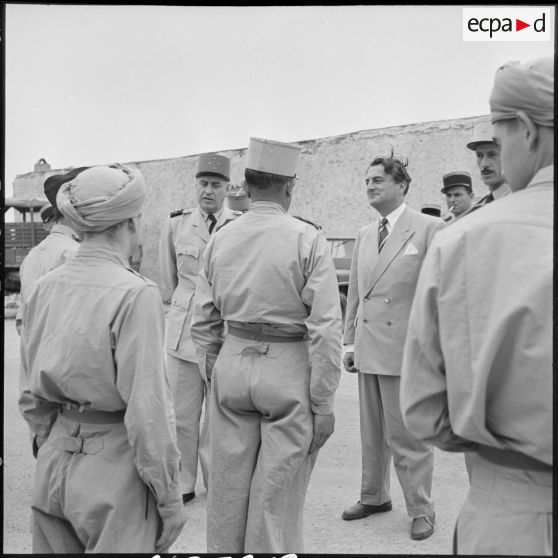 Visite de Max Lejeune et du général Lorillot auprès d'une compagnie nomade à cheval probablement à Paul-Cazelles.