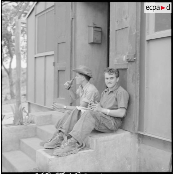 Moment de détente pour deux soldats de la 2e batterie du 403e RAA (régiment d'artillerie aérienne) stationnant à la maison forestière d'El Fassi.