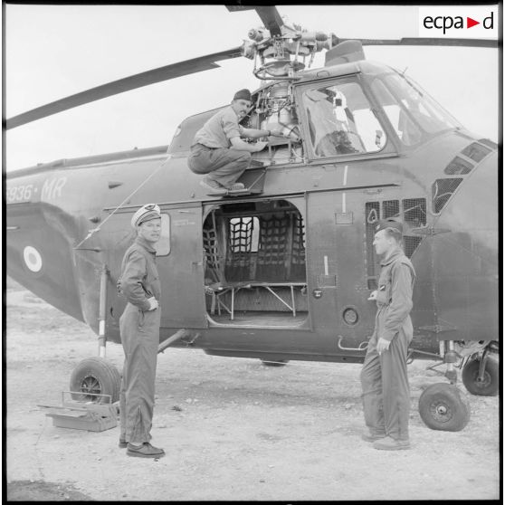 Entretien d'un hélicoptère Sikorsky H-19 par des soldats de l'armée de l'Air sur la base d'hélicoptères de Tlemcen.