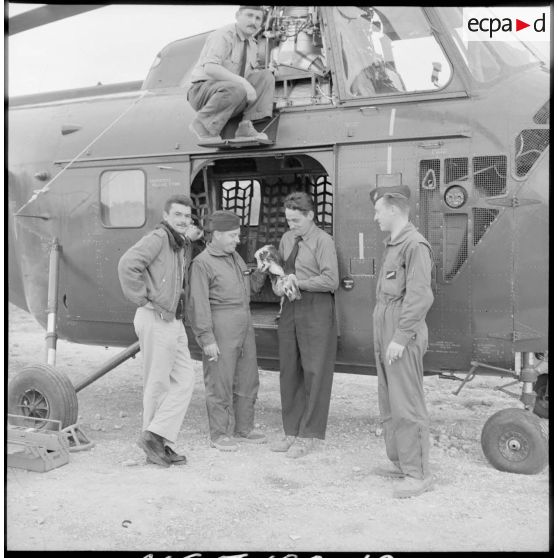 Entretien d'un hélicoptère Sikorsky H-19 par des soldats de l'armée de l'Air sur la base d'hélicoptères de Tlemcen.