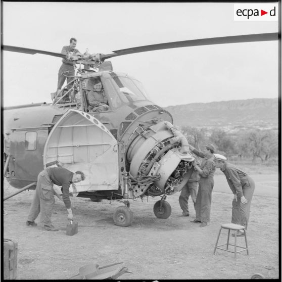 Révision d'un hélicoptère Sikorsky H-19 par des éléments de l'armée de l'Air sur la base hélicoptères de Tlemcen.