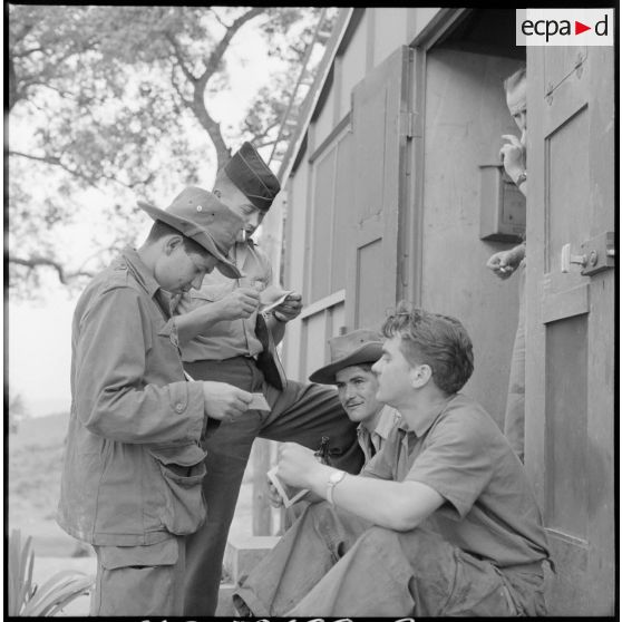 Moment de détente pour quatre soldats de la 2e batterie du 403e RAA (régiment d'artillerie aérienne) stationnant à El Fassi.