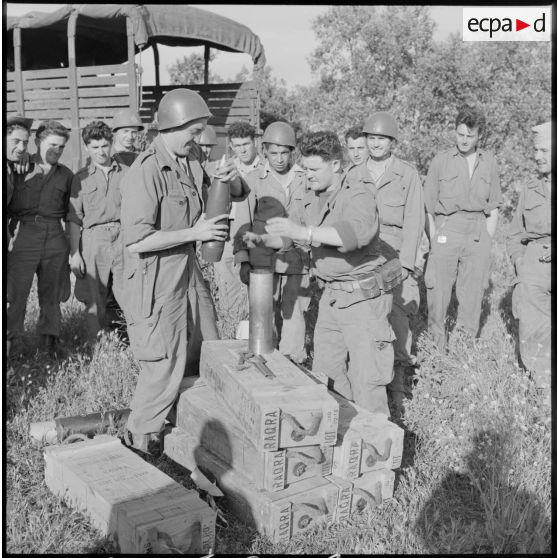 Préparation des obus pour des soldats de la 1e batterie du 66e RA (régiment d'artillerie) à El Fassi.