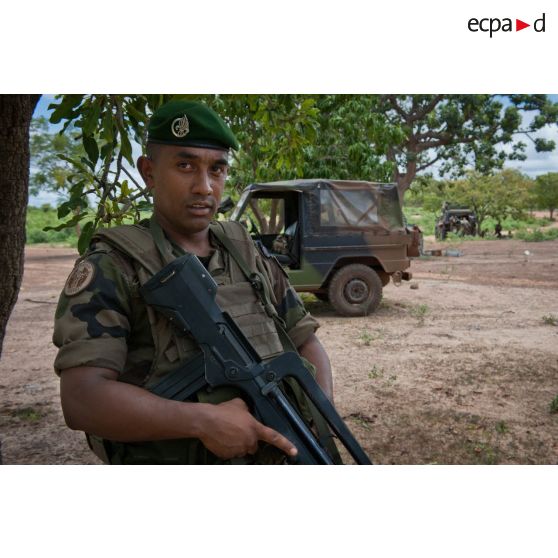 Un légionnaire du 1er régiment étranger de génie (1er REG) sécurise le périmètre d'un poste de commandement tactique déployé à Senou, au Mali.