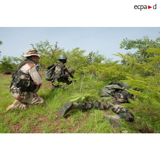 L'adjudant Mamadou du 2e bataillon malien formule ses instructions à un instructeur du 1er régiment d'infanterie (1er RI) lors d'un exercice à Koulikoro, au Mali.