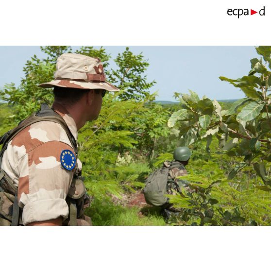 Un instructeur du 1er régiment d'infanterie (1er RI) contrôle le positionnement d'un soldat malien lors d'un exercice à Koulikoro, au Mali.