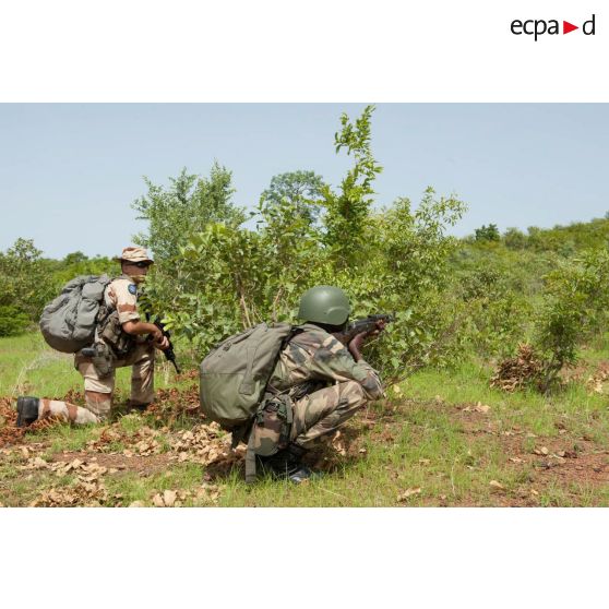 Un instructeur du 1er régiment d'infanterie (1er RI) contrôle le positionnement d'un soldat malien lors d'un exercice à Koulikoro, au Mali.