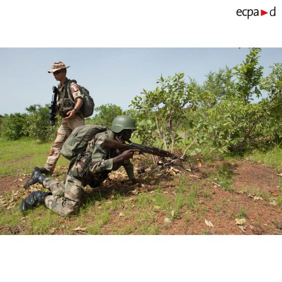 Un instructeur du 1er régiment d'infanterie (1er RI) contrôle le positionnement d'un soldat malien lors d'un exercice à Koulikoro, au Mali.