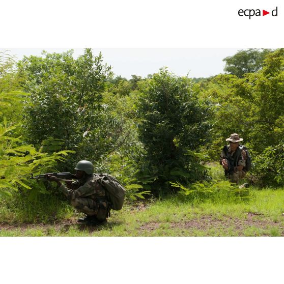 Un instructeur du 1er régiment d'infanterie (1er RI) contrôle le positionnement d'un soldat malien lors d'un exercice à Koulikoro, au Mali.