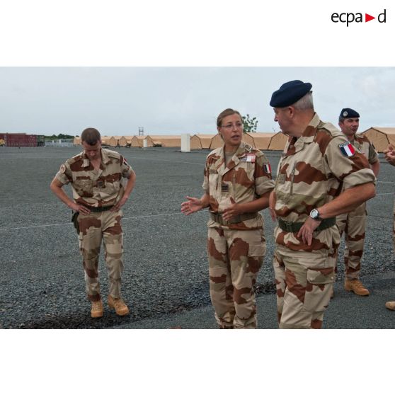 Un capitaine présente l'avancée des travaux du camp Milum au général Marc Foucaud à Bamako, au Mali.