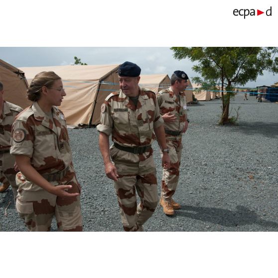 Un capitaine présente l'avancée des travaux du camp Milum au général Marc Foucaud à Bamako, au Mali.