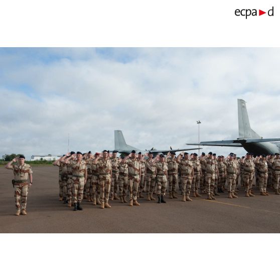 Les soldats du poste de commandement interarmées de théâtre (PCIAT) saluent le lever des couleurs lors d'une cérémonie à Bamako, au Mali.