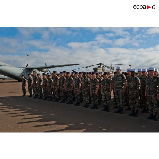 Rassemblement des troupes de la force Licorne lors d'une cérémonie à Bamako, au Mali.