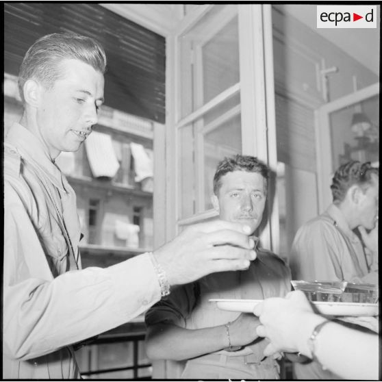 Le brigadier Delarchand du 117e régiment d'infanterie (RI) à l'apéritif organisé par les étudiants d'Alger.