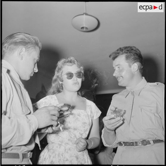 Les soldats Michel Romy et Maurice Mahe du 117e régiment d'infanterie (RI) discutant avec mademoiselle Françoise.