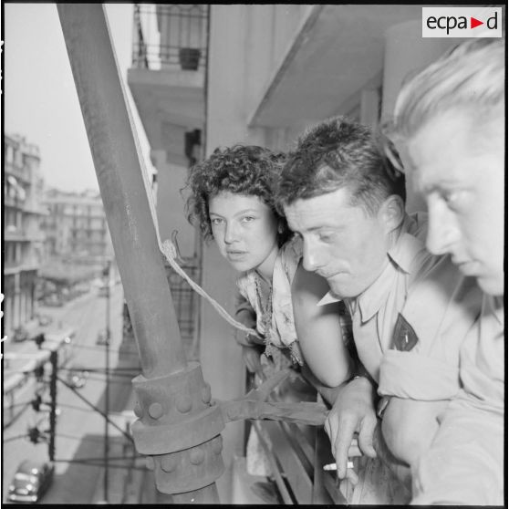 Le soldat Anglemont du 117e régiment d'infanterie (RI) et mademoiselle Pottier au balcon lors du repas de l'association des étuidants d'Alger.