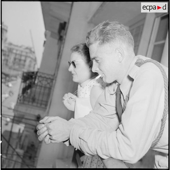 Le soldat Perrier du 117e régiment d'infanterie (RI) et mademoiselle Clementi au balcon  lors du repas de l'association des étuidants d'Alger.