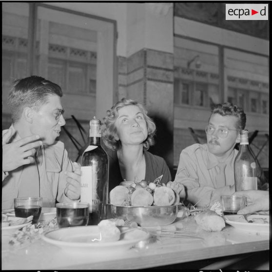 Les soldats Babonneau et Ferrec du 117e régiment d'infanterie (RI) en discussion avec mademoiselle Bachar  lors de la soirée de l'association des étuidants d'Alger.