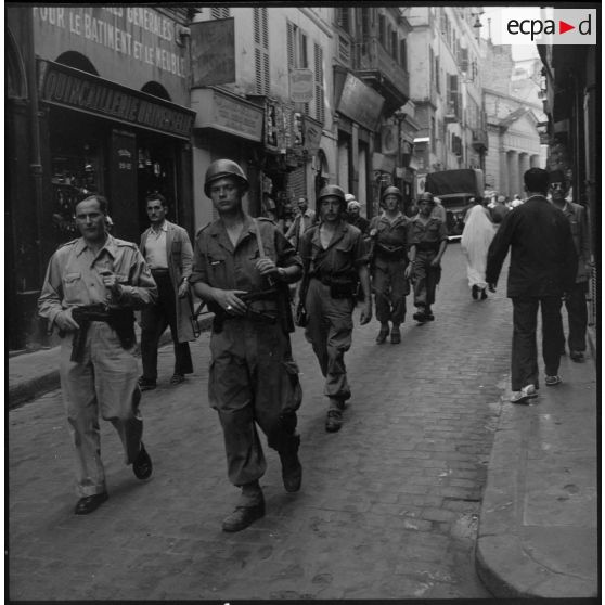 Patrouille du 9e régiment de zouaves (RZ) dans les rues d'Alger.