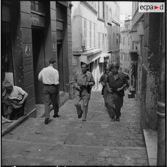 Patrouille du 9e régiment de zouaves (RZ) dans les rues d'Alger.