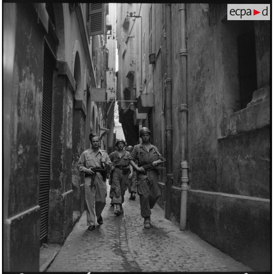 Patrouille du 9e régiment de zouaves (RZ) dans les rues d'Alger.