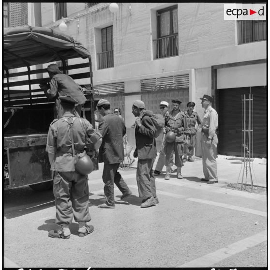 Embarquement de suspects au commissariat de Diar-el-Mahçoul.