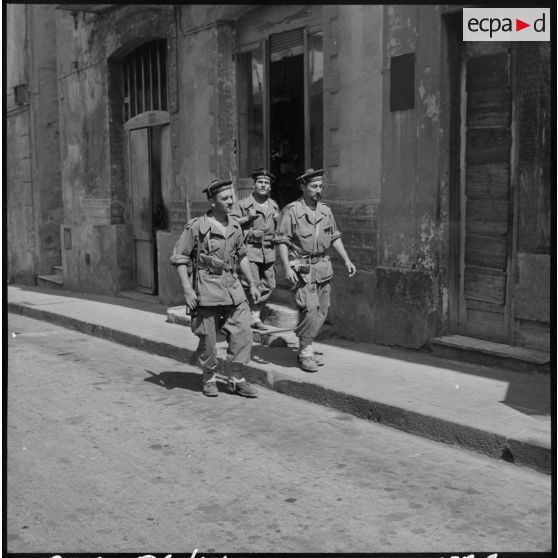 Patrouille de matelots dans les rues d'Alger.