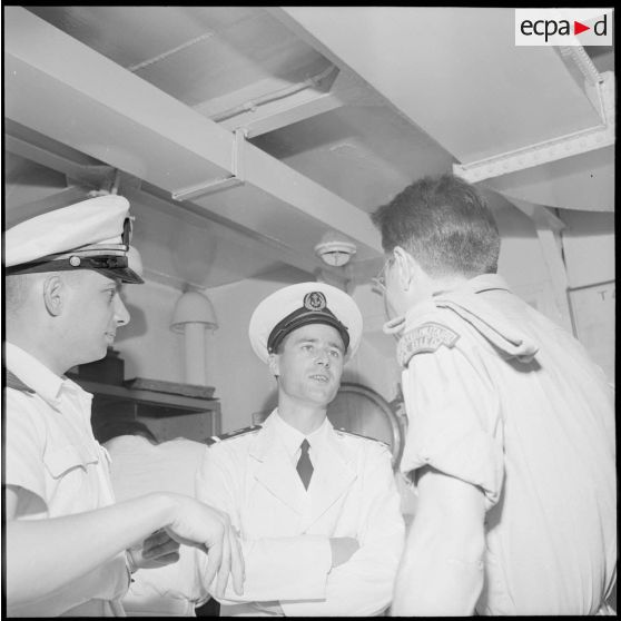 Un reporter militaire du journal "Le Bled" et deux officiers.