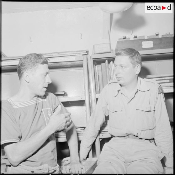 Un reporter militaire du journal "Le Bled" et un matelot du navire-école Jean Bart.