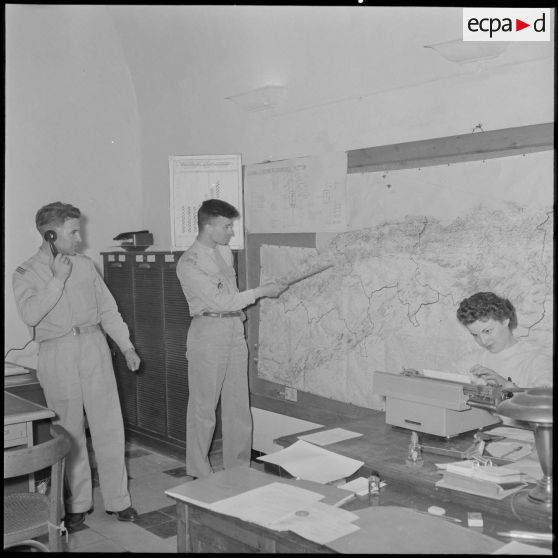 Des officiers dans un bureau du centre de transmissions d'Alger.