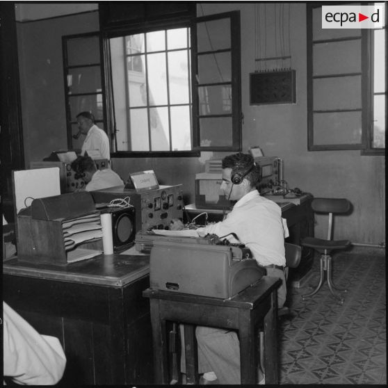 Des personnels civils travaillant au centre de transmissions d'Alger.