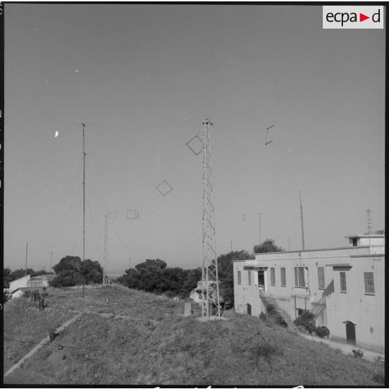 Le centre de transmissions d'Alger et une antenne de transmissions.