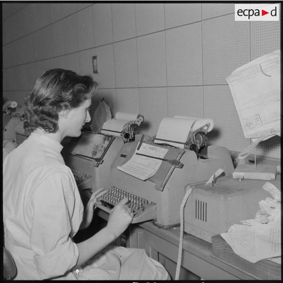 Des personnels du centre de transmissions d'Alger écrivant à la machine à écrire.