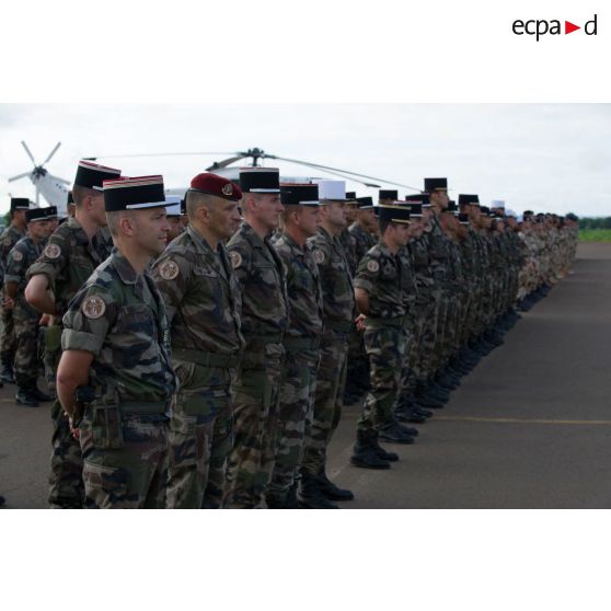 Le lieutenant-colonel Olivier Baudet du 1er régiment étranger de cavalerie (1er REC) est à la tête de ses troupes lors d'une cérémonie à Bamako, au Mali.