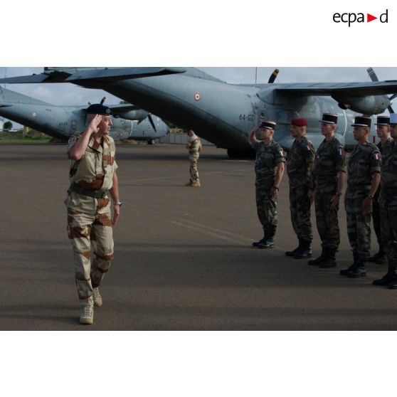 Le général Marc Foucaud passe en revue les troupes de la force Licorne lors d'une cérémonie à Bamako, au Mali.