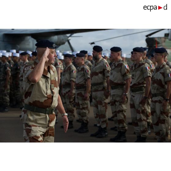 Le général Marc Foucaud passe les troupes en revue lors d'une cérémonie à Bamako, au Mali.