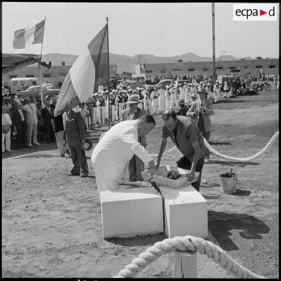 Pose de la première pierre de la centrale thermique.