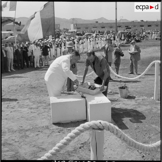 Pose de la première pierre de la centrale thermique.