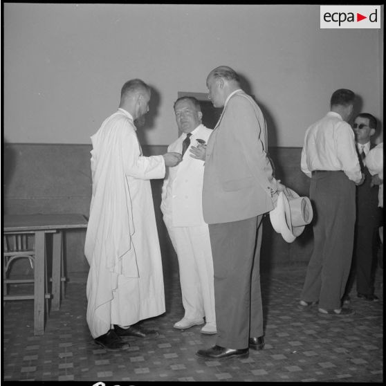 Monsieur Lacoste en conversation avec Monseigneur Mercier.