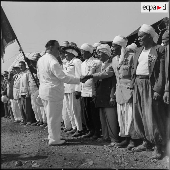 Monsieur Lacoste rendant hommage aux anciens combattants de Colomb Bechar.