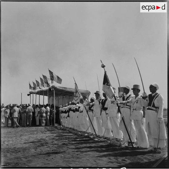 La garde d'honneur composée d'éléments d'une compagnie saharienne.