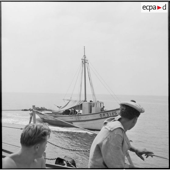 Un bateau de pêche à l'approche du patrouilleur côtier La Pique.